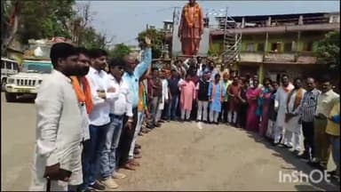 जगदलपुर: BJP नेताओं व कार्यकर्ताओं ने बस्तर के पूर्व सांसद बलिराम कश्यप को उनकी पुण्यतिथि पर बलिराम चौक पर दी श्रद्धांजलि