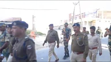 फुलवरिया: फुलवरिया के विभिन्न बाजारों में आगामी लोकसभा चुनाव को लेकर BSF के साथ पुलिस ने किया फ्लैग मार्च, शांति रखने की हुई अपील