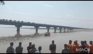 दातागंज: अटेना गंगा घाट पर रविवार को तीसरे दिन भी डूबे युवक की एसडीआरएफ की टीम कर रही है तलाश