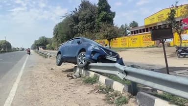 भरथना: इकदिल के पास NH-19 पर चलती कार स्टेरिंग जाम होने से अनियंत्रित होकर डिवाइडर की लोहे की रेलिंग में घुसी, कार छतिग्रस्त