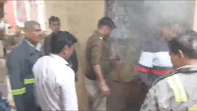 इटावा: कलेक्ट्रेट स्थित मालखाने में अज्ञात कारणों से लगी आग, फायर ब्रिगेड कर्मियों ने आग पर पाया काबू; SP ने मौके का जायजा लिया