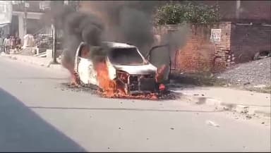 इटावा: आईटीआई के पास कार में लगी भीषण आग, फायर ब्रिगेड ने आग पर पाया काबू; बाल-बाल बचे 3 कार सवार