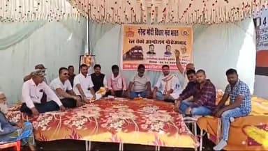 नौरोजाबाद: नौरोजाबाद स्टेशन में चल रहे क्रमिक भूख हड़ताल में आज पिनौरा के नागरिकों की रही सहभागिता बीते 7 दिन से चल रहा है आंदोलन