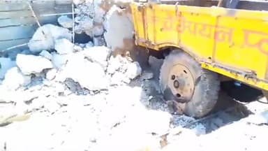 जयसिंहनगर: ग्राम पंचायत पथरवार के इमली टोला में बनी पुलिया धसकने से फंसा ट्रैक्टर ट्राली, भारी मश्क्कत के बाद निकाला गया बाहर