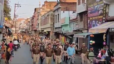 भरथना: सीएए लागू होने व आगामी लोकसभा निर्वाचन के मद्देनज़र एसपी ने अर्द्धसैनिक बल के साथ सदर इलाके में किया फ्लैग मार्च