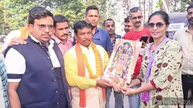 जगदलपुर: अयोध्या से वापस लौटा श्रद्धालुओं का जत्था, रेलवे स्टेशन पर ढोल बजाकर BJP प्रत्याशी महेश कश्यप ने किया स्वागत