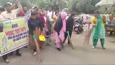 पंचकूला: सेक्टर 2 हरियाणा कर्मचारी चयन आयोग कार्यालय के बाहर टीजीटी टीचरों की जॉइनिंग को लेकर अभ्यर्थियों ने किया धरना प्रदर्शन