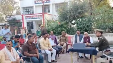 झांसी: एरच थाना परिसर में आगामी  त्यौहारो को लेकर शांति समिति की बैठक का हुआ आयोजन