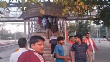 मनकापुर: मनकापुर रेलवे स्टेशन पर गोरखपुर भठिंडा एक्सप्रेस ट्रेन के ठहराव कार्यक्रम में पहुंचे सांसद कीर्तिवर्धन सिंह