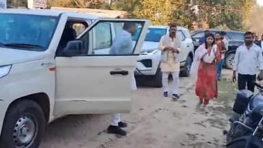 गोंडा: सपा की गोंडा लोकसभा क्षेत्र से प्रत्याशी श्रेया वर्मा ने पंतनगर स्थित वृद्धाश्रम में पहुंचकर वृद्ध महिलाओं से की मुलाकात