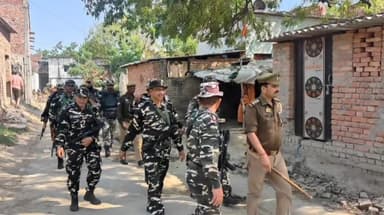 ज्ञानपुर: कोइरौना में लोकसभा चुनाव को लेकर पैरामिलिट्री फोर्स और स्थानीय पुलिस ने निकाला फ्लैग