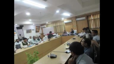 हमीरपुर: उद्योग बन्धुओं के साथ DM की अध्यक्षता में एक महत्वपूर्ण बैठक जिला कलेक्ट्रेट सभागार कक्ष में हुई, सीडीओ रहे उपस्थित