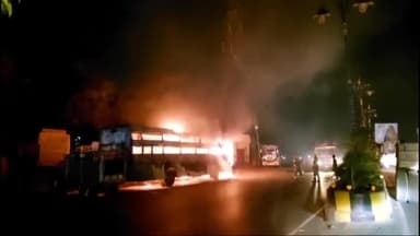 वाराणसी में बस और मैजिक वाहन में आग लगने से मची अफरातफरी