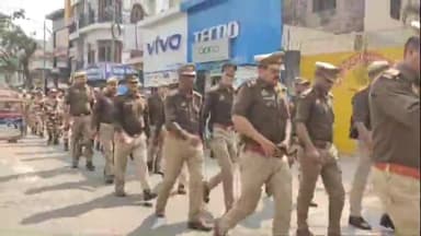 मैनपुरी: मैनपुरी में आगामी लोकसभा चुनाव को लेकर CO ने पुलिस बल व CRPF के जवानों के साथ शहर में किया फ्लैग मार्च