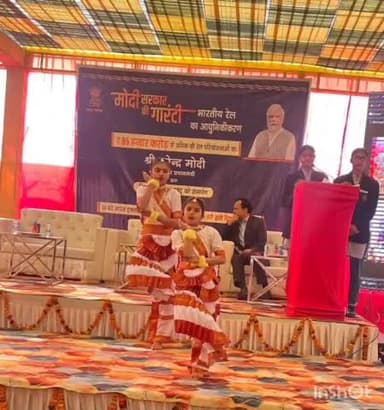 मोदीनगर: नहाली पिलूखवा स्टेशन पर आयोजित कार्यक्रम में pm ने वीडियो कान्फ्रेंसिंग से डेडीकेटेड फ्रेट कॉरिडोर का उदघाटन किया