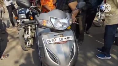 सिंगरौली: मोरवा के बाज़ार में बाइक सवार ने स्कूटी में मारी टक्कर, स्कूटी पीछे से टूटी व महिला के हाथ में लगी हल्की चोटें