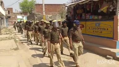 सफीपुर: राऊ करना में लोकसभा चुनाव को लेकर मंगलवार को BSF अर्धसैनिक बल के जवानों ने एरिया का किया डोमिनेशन