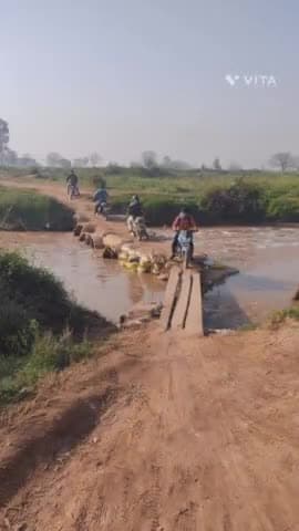 अम्बाला: गांव मानकपुर वासियों ने अपने लिए घग्गर बनाया नदी पर अस्थाई पुल, जान जोखिम में डालकर राहगीर नदी को कर रहे पार