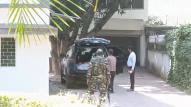 कांके: रांची के धुर्वा और हज़ारीबाग सहित कांग्रेस विधायक अंबा प्रसाद के 17 ठिकानों पर ईडी की चल रही छापेमारी