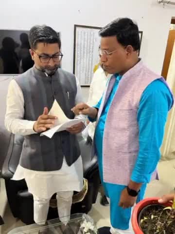 भदोही: सराय कंसराय क्रॉसिंग पर अंडरपास बनवाने के लिए जदयू के नेता डीएम सिंह गहरवार ने यूपी सरकार के मंत्री को सौंपा पत्रक।