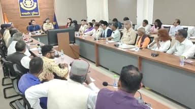 मंदसौर: आगामी त्योहारों को देखते हुए कलेक्टर व एसपी ने पुलिस कंट्रोल रूम में शांति समिति की ली बैठक, सभी धर्म के लोग रहे मौजूद