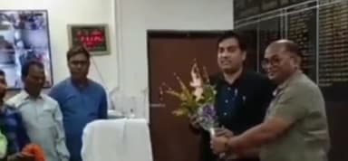 गोमिया: तेनूघाट,अनुमंडल पदाधिकारी शैलेश कुमार ने नव पदस्थापित अनुमंडल पदाधिकारी अशोक कुमार को पुष्प गुच्छ देकर स्वागत किया।