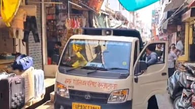 झांसी: बरुआसागर में प्रशिक्षु आईपीएस ने भारी पुलिस बल के साथ हटवाया नगर का अतिक्रमण