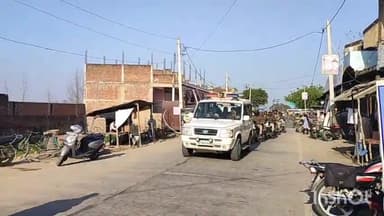 महसी: रमजान एवं लोकसभा चुनाव व होली पर्व को लेकर खैरीघाट थाना क्षेत्र में पुलिस और अर्धसैनिक बल की टीम ने किया फ्लैग मार्च।