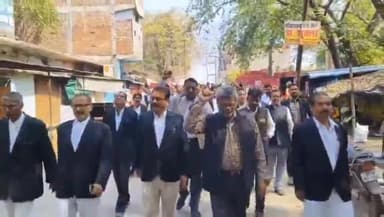 हमीरपुर: मुख्यालय के कोर्ट में जमानत प्रार्थना पत्र डालने पहुंचे वकील से भिड़े हड़ताल करने वाले वकील।