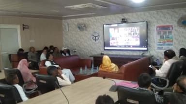 हरदोई: पालिका में आयोजित कार्यक्रम में जिला पंचायत अध्यक्ष व पालिकाध्यक्ष हुए शामिल, पीएम के कार्यक्रम का प्रसारण देखा