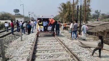 अररिया: गलगलिया अररिया नई रेल लाइन का सांसद प्रदीप सिंह ने अधिकारियों के साथ ट्रॉली पर किया निरीक्षण