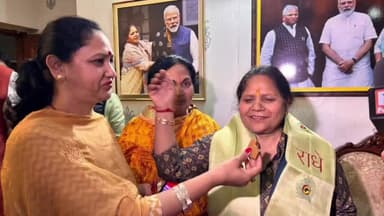 पंचकूला: मुख्यमंत्री नायब सैनी की धर्मपत्नी सुमन सैनी अम्बाला से भाजपा प्रत्याशी बंतो कटारिय को पंचकूला में बधाई देने पहुंची