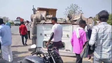 भरथना: SRLT स्कूल के सामने NH19 पर डंपर का टायर फटने से अनियंत्रित होकर डिवाइडर से टक्कर, केबिन टूटकर गिरी, चालक हुआ घायल