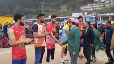 मंडी: पड्डल में राज्य स्तरीय वॉलीबाल प्रतियोगिता में शिमला बना विजेता, उपायुक्त अपूर्व देवगन ने विजेता टीमों को किया सम्मानित