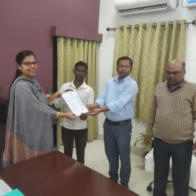 अरवल: समाहरणालय सभा कक्ष में जिला पदाधिकारी वर्षा सिंह के द्वारा चयनित विकास मित्रों की नियुक्ति पत्र वितरण की गई।