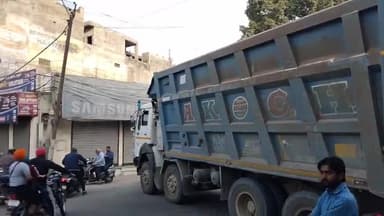 ਨਵਾਂਸ਼ਹਿਰ: ਨਵਾਂ ਸ਼ਹਿਰ ਨਹਿਰੂ ਗੇਟ ਚੌਂਕ ਚ ਡਿਪਟੀ ਕਮਿਸ਼ਨਰ ਦੇ ਦਿਸ਼ਾ ਨਿਰਦੇਸ਼ਤ ਹਰ ਓਵਰਲੋਡਡ ਟਰੱਕਾਂ ਟਿੱਪਰਾਂ ਨੂੰ ਵਾਪਸ ਕੀਤਾ ਗਿਆ।