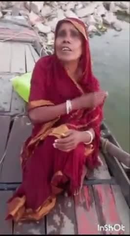 मुंगेर: सोझी गंगा घाट पर आत्महत्या करने गई एक वृद्ध महिला की गोताखोर ने बचाई जान, महिला थाना पुलिस को सौंपा