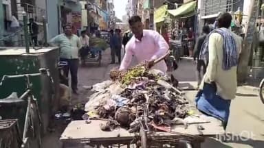 डुमरांव: डुमरांव नगर परिषद की उदासीनता व एनजीओ की मनमानी के खिलाफ वार्ड पार्षद प्रतिनिधि ने स्वयं कुदाल उठाकर की सफाई