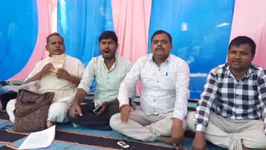 सासाराम: जिले के विभिन्न इलाकों में खराब सड़क को लेकर स्थानीय लोगों ने कलेक्ट्रेट के सामने दिया धरना