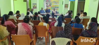 डुमरी कटसरी: डुमरी कटसरी सामुदायिक स्वास्थ्य केंद्र में प्रभारी डॉक्टर ने स्वास्थ्य कर्मियों के साथ किया साप्ताहिक बैठक