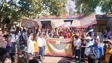 भदोही: सरायकंसराय रेलवे क्रॉसिंग पर फाटक व अंडर पास को लेकर लगातार 5वें दिन ग्रामीणों ने किया प्रदर्शन