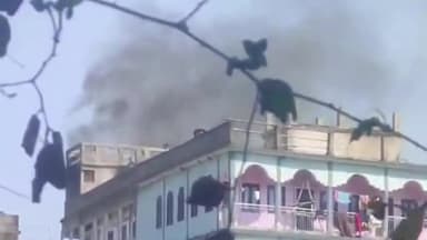 जमुई: महिसौड़ी मोहल्ला में चार मंजिला मकान के छत पर लगी भीषण आग, अग्नि शमन वाहन द्वारा आग पर पाया गया काबू