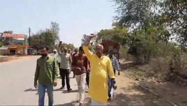 नौरोजाबाद: नौरोजाबाद में रेल रोको अभियान को लोकसभा चुनाव के कारण किया गया स्थगित ज्ञापन देकर रेलवे को दी गई जानकारी