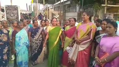 துறையூர்: பேருந்து நிலையத்தில் நடிகை குஷ்புவை கண்டித்து திமுக மகளிரணி ஆர்ப்பாட்டம் - குஷ்புவின் கொடும்பாவியை பறித்து சென்ற போலீசார்