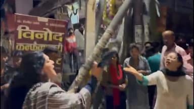 फिरोज़ाबाद: जलेसर रोड पर एक महिला ने दूसरी महिला और उसके बेटे को बीच रोड पर चप्पलो से की पिटाई,लाइव वीडियो आया सामने