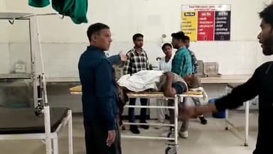 बदायूं: उसावां कस्बे के चौराहे के पास डीसीएम ट्रक ने टहलने जा रहे व्यक्ति को टक्कर मारी, व्यक्ति गंभीर रूप से घायल