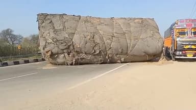 ਬਲਾਚੌਰ: ਨਵਾਂਸ਼ਹਿਰ -ਰੋਪੜ ਮੁੱਖ ਮਾਰਗ ਨਜਦੀਕ ਬੀਕਐਮ ਕਾਲਜ ਬਲਾਚੌਰ ਦੇ ਸਾਹਮਣੇ ਭੂੰਗ ਨਾਲ ਭਰੀ ਟਰਾਲੀ ਪਲਟੀ, ਜਾਨੀ ਨੁਕਸਾਨ ਤੋਂ ਬਚਾਅ