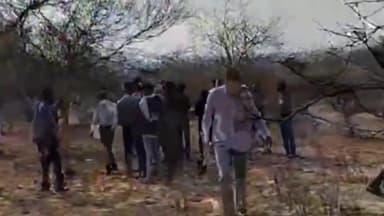 रामगढ़ शेखावटी: रामगढ़ शेखावाटी के बीड में पेड़ से लटका हुआ शव मिलने से फैली सनसनी पुलिस जुटी मामले की जांच में