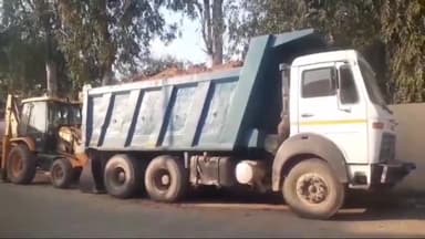 बड़ौत: रहतना के जंगल में अवैध खनन में लगी जेसीबी व डंफर को दोघट पुलिस ने थाने लाकर किया सीज