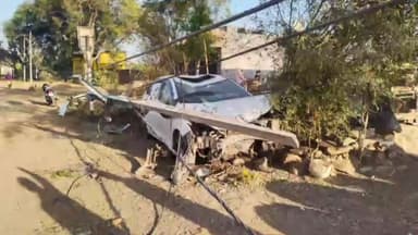 मंदसौर: अरनिया निजामुद्दीन में सोमली नदी से आगे मोड़ पर अनियंत्रित होकर बिजली के पोल से टकराई कार, 4 लोगों को आई मामूली चोट